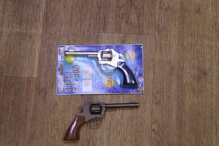 Детский револьвер восьмизарядный на 8 пистонов из металла